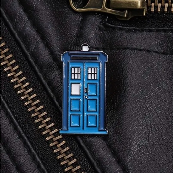 Dr Who Tardis Enamel Lapel Pin For Backpack Shoes Clothes. - Picture 2 of 2